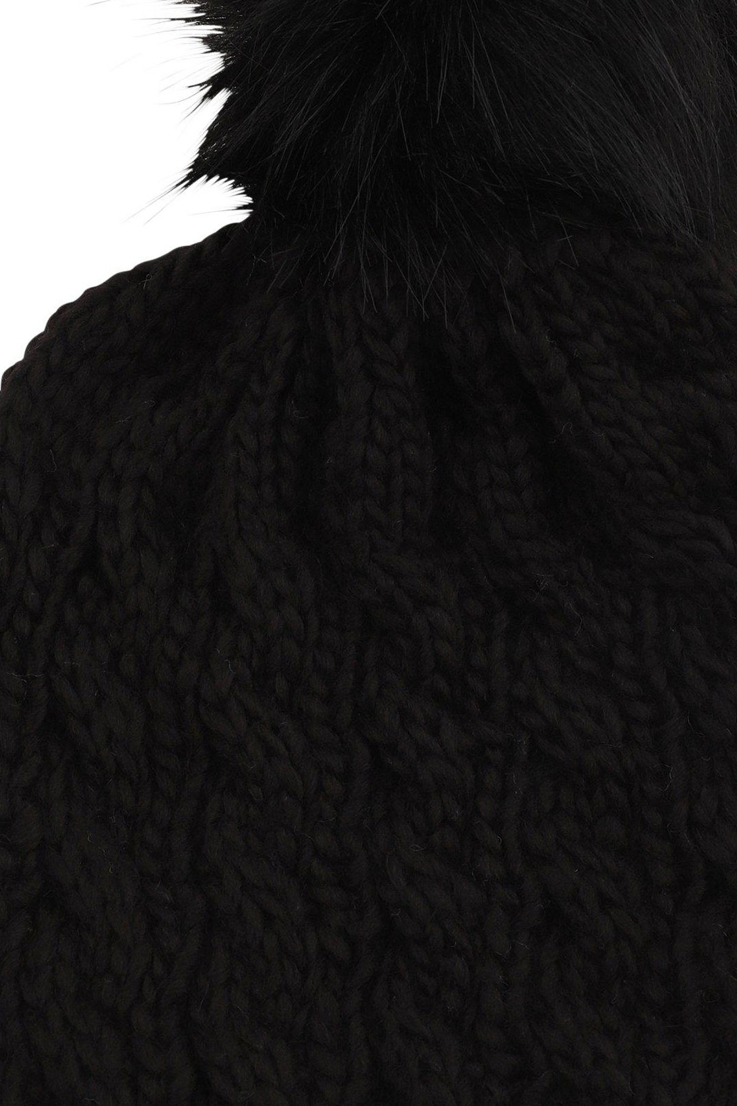 Stickad barnmössa med pompom